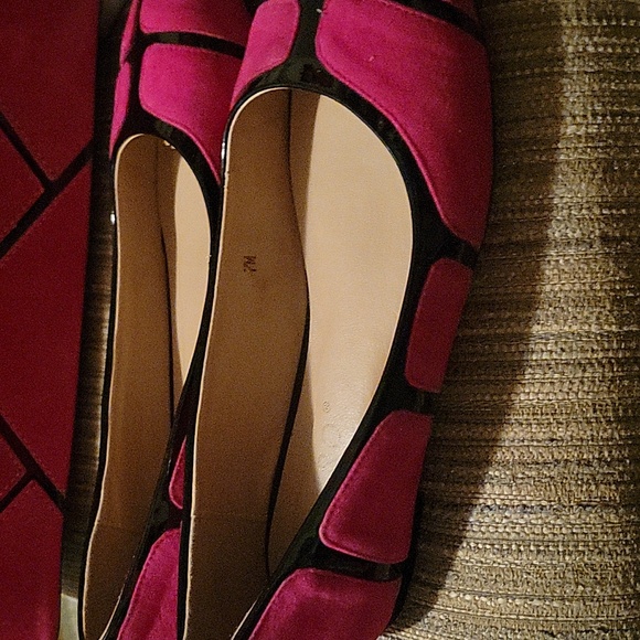 Pink and black shoes. - Picture 2 of 6